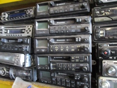 VR VS STATESMAN RADIO STEREO original RADIO GM HOLDEN COMMODORE  - image 1 of 4