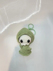 Hecho a mano Crochet ET Llavero Lindo Alien Peluche con Bata Verde Sombrero Regalo de Halloween - Imagen 1 de 4