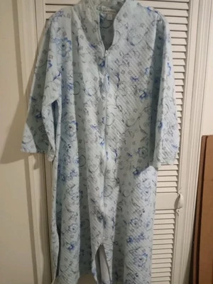 Bata larga acolchada azul floral con cremallera talla XL mezcla de algodón Miss Elaine para mujer  Foto 1 de 4