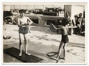Jeu d'eau entre garçon et fille, Deauville, scène de vie - Photo Vintage 1932 - Picture 1 of 2
