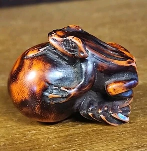 Japanese netsuke Frog on crab 1.75" - Picture 1 of 8