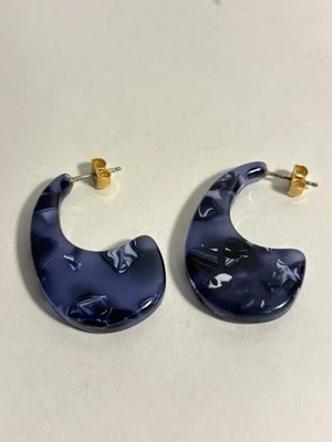 Pendientes perforados de aro medio círculo de resina azul únicos Foto 1 de 4
