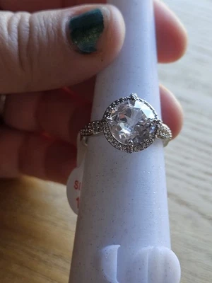 Anillo Bomb Party Talla 10 On The Fragrant Breeze Circonita Cúbica Chapado en Rodio... Foto 1 de 4