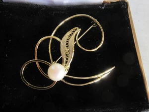 ELEGANT VINTAGE GOLD TONED FLORAL BROOCH WITH PEARL - Picture 1 of 8