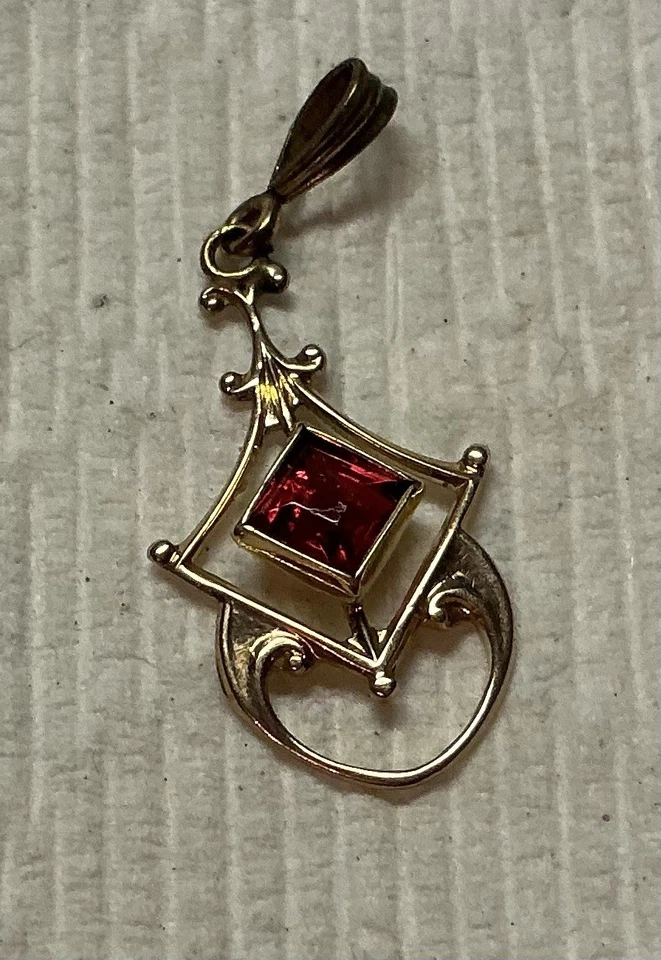 COLGANTE VINTAGE DE ENCAJE PEQUEÑO ORO 14KT Y RUBÍ Foto 1 de 1