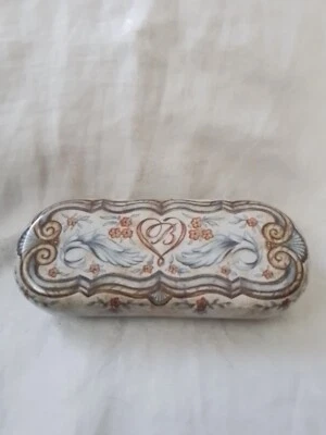 Estuche para gafas Brighton, metal, azul, logotipo, alas de ángel, 6"l x 2,5"w x 1"h Foto 1 de 4