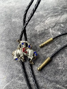 SILVER RODEO COWBOY MAN/HORSE WITH BLUE/RED DIAMANTES STONES WESTERN BOLO TIE. - Picture 1 of 7