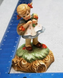FIGURINA vintage LEFTON bambina in ceramica con cesto di mele fiori n. 2400 - Foto 1 di 10