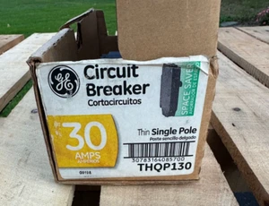 Disyuntor GE 30 amperios ahorro de espacio delgado de un solo polo THQP130 - Imagen 1 de 4