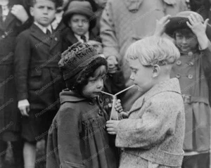 Little Boy & Girl Sharing A Coca Cola 8x10 Reprint Of Old Photo - Bild 1 von 1