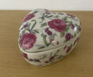 Portagioie vintage Takahashi anni 70 forma cuore rosa porcellana floreale 2”Tx3,25”x3” - Foto 1 di 8