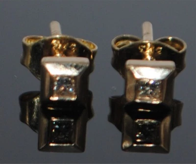 Par de aretes de diamantes talla princesa y oro de 9 quilates de 0,10 quilates Foto 1 de 4