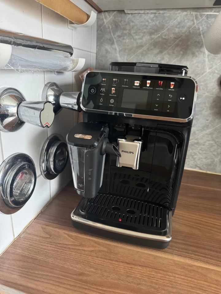PHILIPS EP5543/90 Serie 5500 LatteGo 19 Kaffeespezialitäten Kaffeevollautomat - Bild 1 von 1