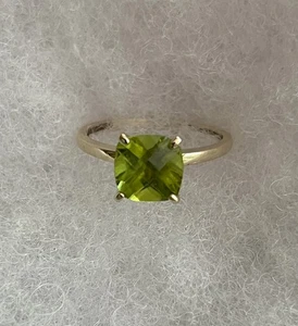 Genuine 2 ct Peridot 10k Gold Solitaire Cushion Cut Ring Size 7.5 Preowned - Picture 1 of 2
