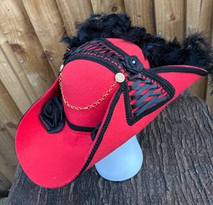 Impresionante Corsé Plumas Renacentistas Sombrero Pirata Tricornio Lana Rojo Negro 57cm (26) - Imagen 1 de 7