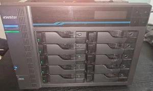 ASUSTOR Lockerstor 10 AS6510T - NAS-Server + 2 M.2Cache FireCuda + 5 Exos 16TB. - Photo 1/12