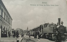 Fermo Interno stazione ferroviaria con treno sbuffante