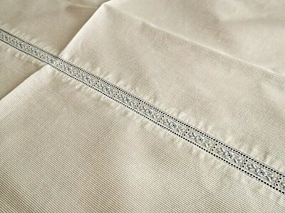 Rideau en piqué de coton blanc avec bandes de broderies bleues - Photo 1/4