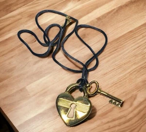 Collar vintage Avon Unlock My Heart tono dorado llave de bloqueo cuerda de terciopelo negro 1992 - Imagen 1 de 8