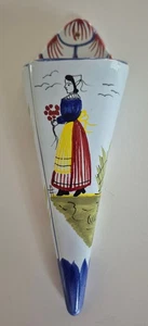 Vintage Quimper SM. WANDTASCHE FRANZÖSISCHE FAYENCE KUNSTKERAMIK HENRIOTIN FRAU SZENE SELTEN - Bild 1 von 4