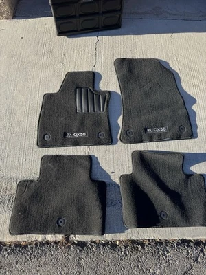 INFINITI QX50 CONJUNTO DE PISO INTERIOR DE 4 TAPETES DE COBERTURA DE CARPETE FABRICANTE DE EQUIPAMENTO ORIGINAL 2019 2020 NOVO - Imagem 1 de 4