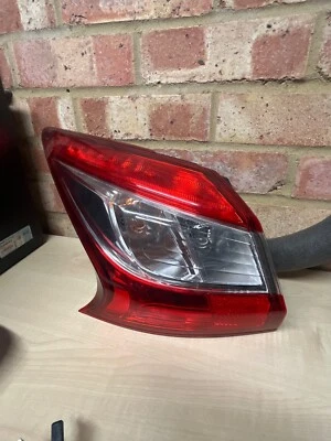 LUZ TRASERA EXTERIOR NISSAN PULSAR LADO PASAJERO TRASERO IZQUIERDO LADO CERCANO 2015 220-18066 Foto 1 de 4