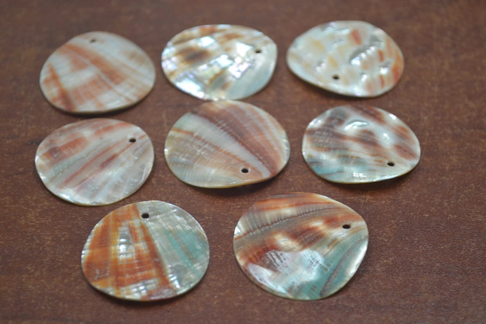 25 PIEZAS COLGANTES DE DISCO EN BLANCO CON CARCASA DE ABULÓN ROJO PERFORADO 35 MM Foto 1 de 1