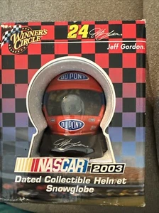 2003 Winners Circle Jeff Gordon Nr. 24 DuPont Sammlerhelm Schneekugel ~ Neu im Karton - Bild 1 von 2