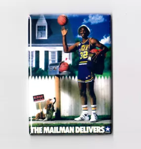 KARL MALONE / POSTBOTE LIEFERT - 2"x3" KÜHLSCHRANKMAGNET (umgekehrtes Poster Costacos) - Bild 1 von 4
