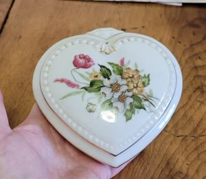 Vintage herzförmige Porzellanbox Hartriegel Blumenmuster Design auf Deckel 5x 2 Zoll Japan - Bild 1 von 5