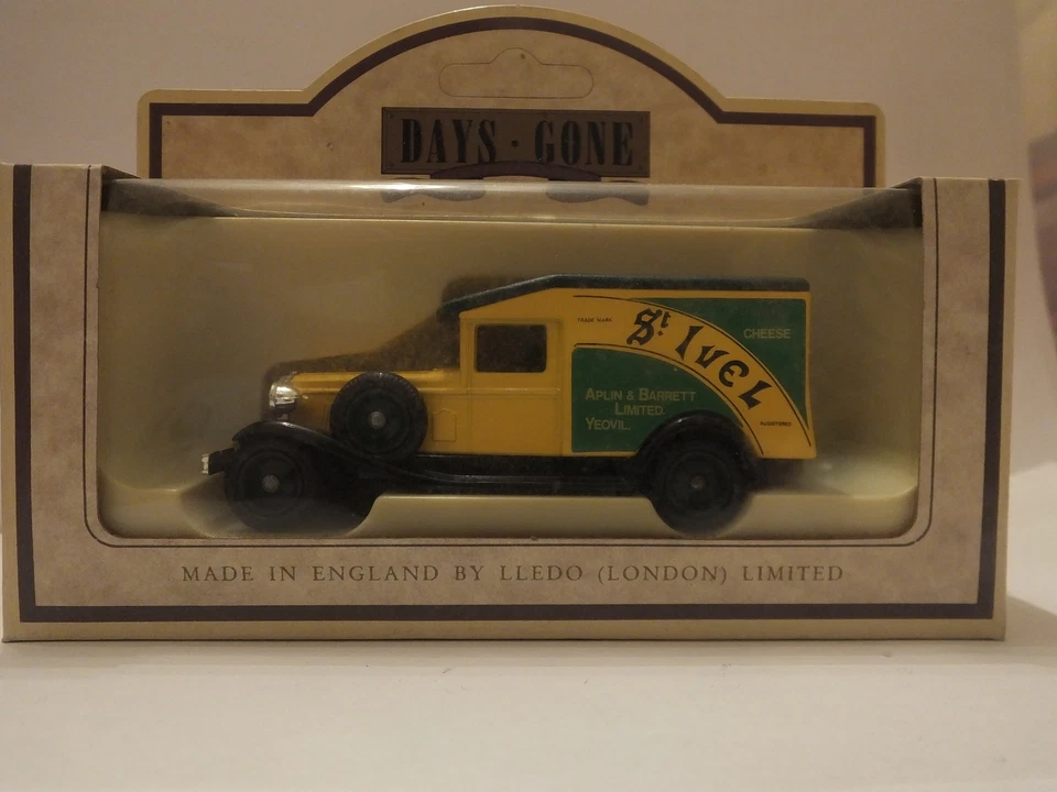LLEDO DG18 012A 1936 PACKARD VAN – ST IVEL CHEESE #23 - Image 1 of 1