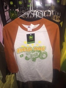 Neu mit Etikett lizenziert John Deere "Field Day" orange/weiß Herren Small Baseball Shirt - Bild 1 von 4