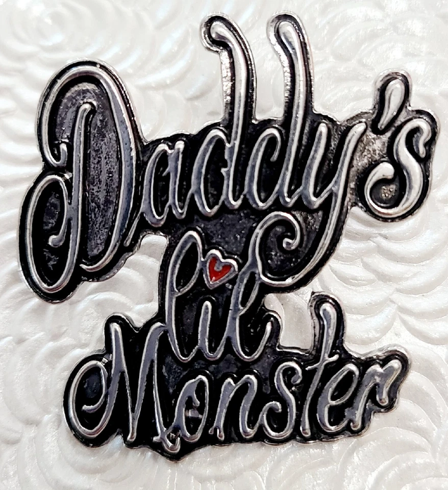 Prendedor de metal esmaltado usado DC Comics Escuadrón Suicida Harley Quinn "Daddy'sLil Monster" Foto 1 de 3