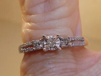 10K WHITE GOLD THREE STONE DIAMOND 1/4 CT TW ENGAGEMENT RING! EX. COND.! - Image 1 of 4