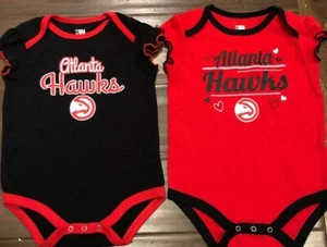 NBA Atlanta Hawks Baby Mädchen Body Sleeper 12m Neu ohne Etikett 2er Set - Bild 1 von 1