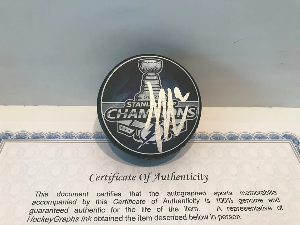 Luke Schenn Tampa Bay Lightning 2021 Stanley Cup Champions Puck certificado de autenticidade assinado  - Imagem 1 de 1