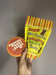 Trader Joe’s Pumpkin Body Scrub & Chocolate Gummibärchen Konvolut Geschenkset - Bild 1 von 6
