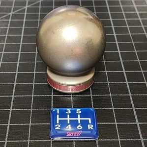 Perilla de cambio de titanio Subaru WRX STi con patrón de cambio de 6 velocidades OEM #C1010FE100 - Imagen 1 de 9