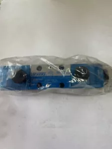 NEW Vickers DG4V-3R-2C-M-U-HM7-60 Solenoid Operated Directional Valve - Picture 1 of 3