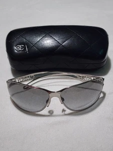 Occhiali da sole Chanel 4149 124/11 logo montatura metallo/grigio 64 [] 13-120 VINTAGE RARI! - Foto 1 di 13