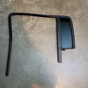 06-10 HUMMER H3 REAR LEFT QUARTER WINDOW W/ DOOR GUIDE  - Picture 1 of 7
