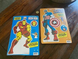 Marvel Comics NOS Genuine Desktop Standee x2 Cap America & Iron Man - Foto 1 di 4