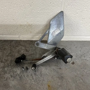 Kawasaki Zx9r B1 B2 1994 - 1997 Front Left Side Footrest & Gear Lever hanger - Picture 1 of 4