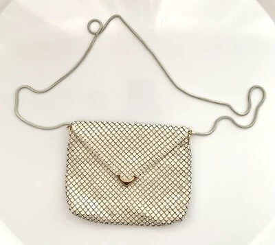 Bolsa de mão vintage anos 60 La Regale malha de metal off white com ferragens douradas - Imagem 1 de 4