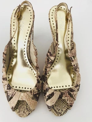 Sandalia BCBG para mujer PL-PATSY talla 10 B cuero forro superior hecho por el hombre y suela Foto 1 de 4