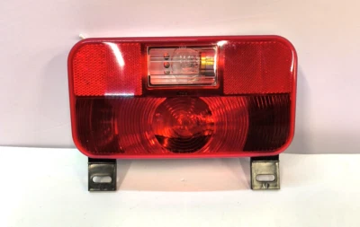 Luz trasera Bargman 30-92-109 con respaldo, soporte de licencia y base negra - Serie #92 Foto 1 de 4