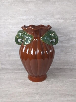 Jarrón con mango de cabeza de elefante, apertura estriada Foto 1 de 4