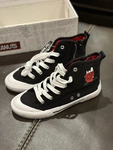 Peanuts Snoopy Sneakers Holiday CHRISTMAS DOGHOUSE SNEAKERS Kids Size 2 - Picture 1 of 8