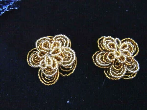 2 FLORES CON CUENTAS DE COLOR DORADO DE DOS TONOS PARA PROYECTOS ARTESANALES - Imagen 1 de 4