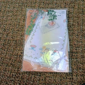 Bucilla Sonderedition Cherubs Engel Kommode Schal gestempelt Stickpackung Neu - Bild 1 von 6